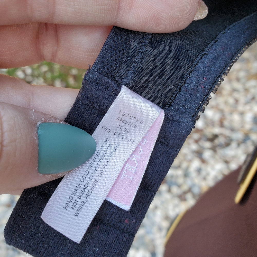 EUC VICTORIA'S SECRET BLACK BRA 36D - Picture 3 of 5